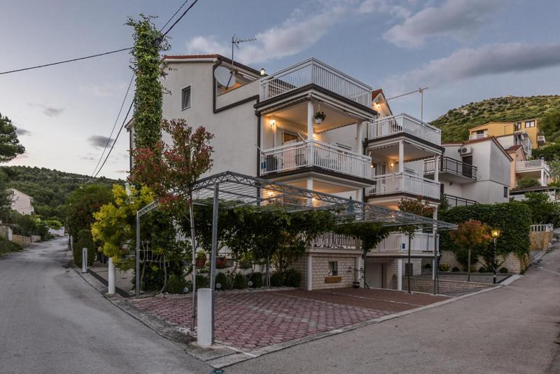 Apartments Luka - Trogir, Marina 150M From The Beach Екстериор снимка