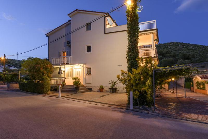 Apartments Luka - Trogir, Marina 150M From The Beach Екстериор снимка